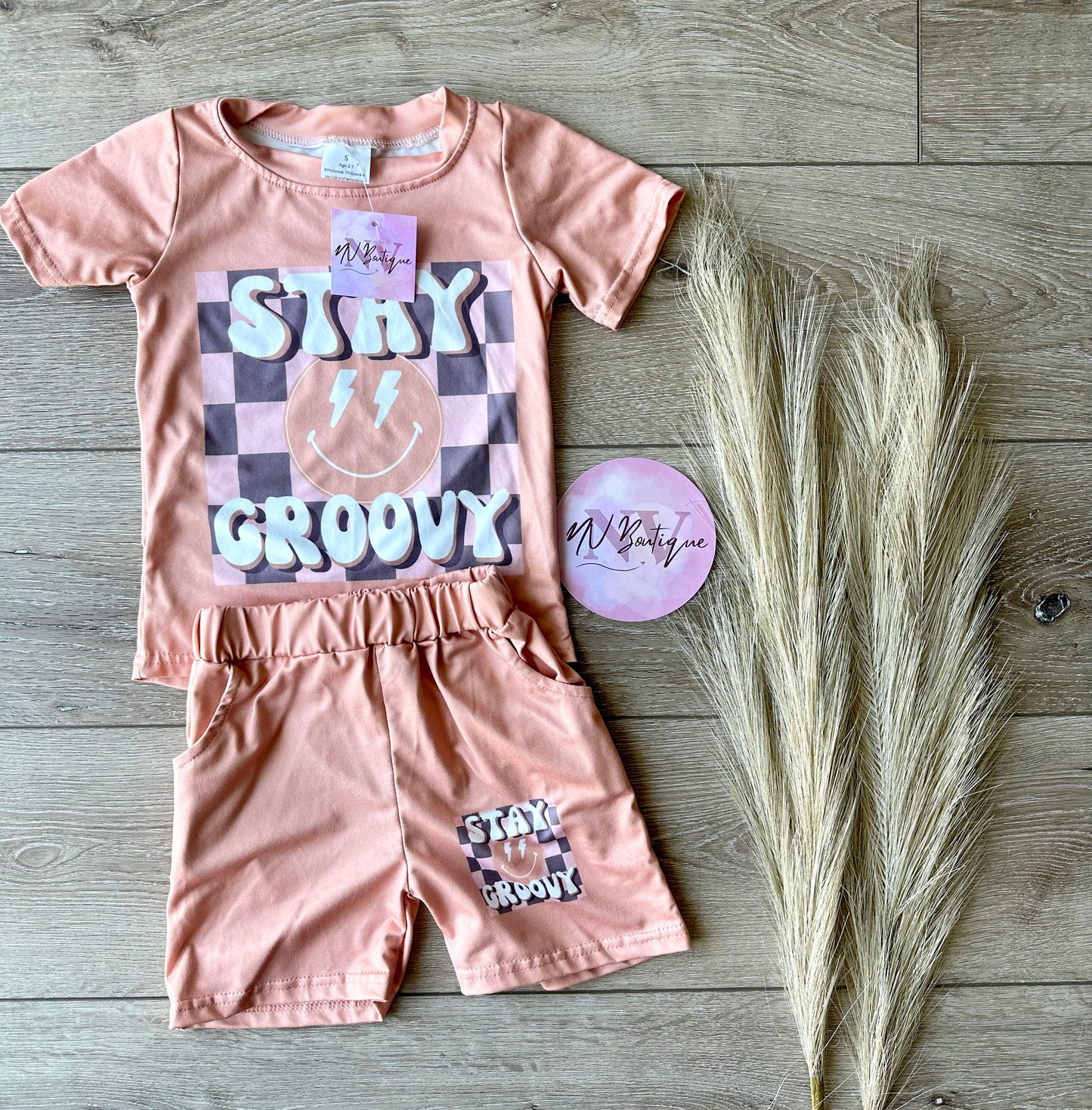 Stay groovy short set